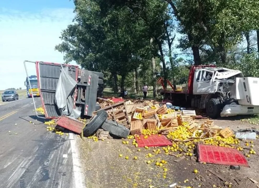 Volcó un camión que transportaba naranjas y se demoró el tránsito en la ruta 65