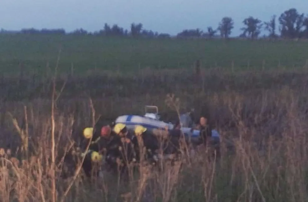 Volcó un trailer que llevaba una lancha en la ruta 65 a la altura de Ibarra