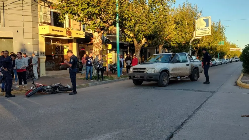 Accidente en plena avenida San Martín: una motociclista fue trasladada al hospital