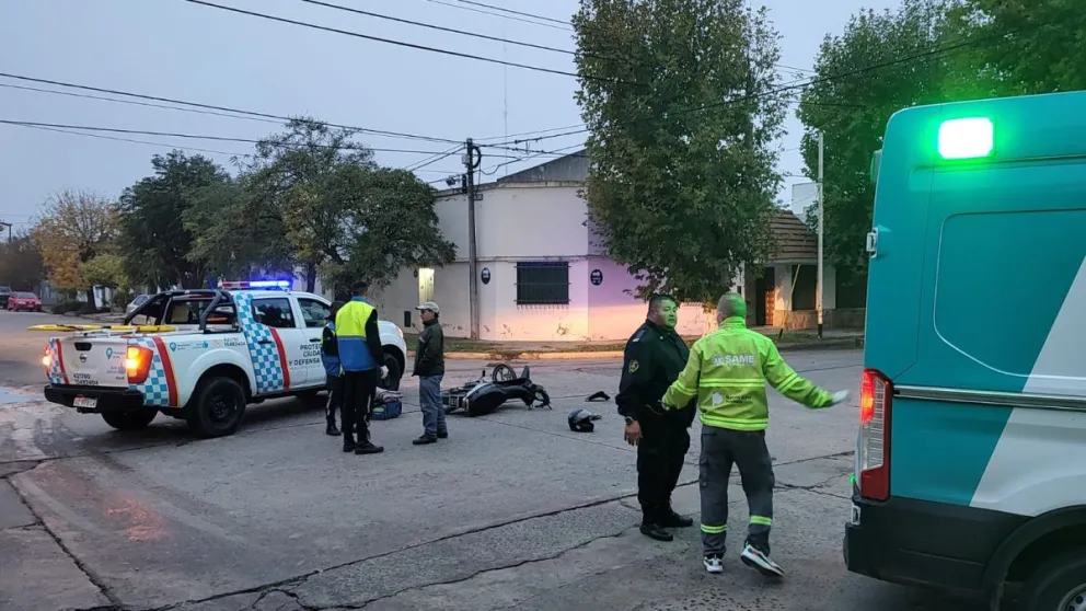 Auto y moto chocaron en planta urbana: una persona hospitalizada