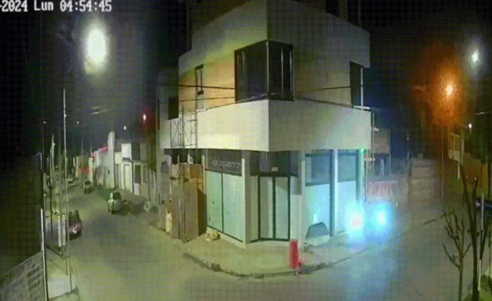 Insólito: una pareja robó una 4x4 de una concesionaria y la sacó por la vidriera