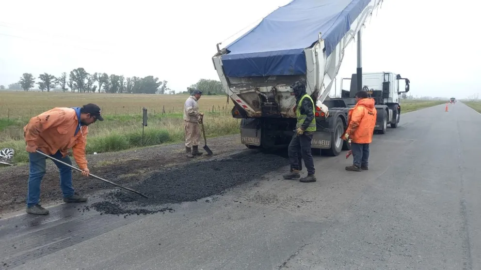 Ruta 65: realizan tareas de bacheo en los peligrosos pozos a la altura de Ibarra