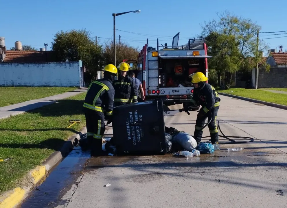 Bomberos trabajaron en un incendio de contenedor en Barrio Solidaridad