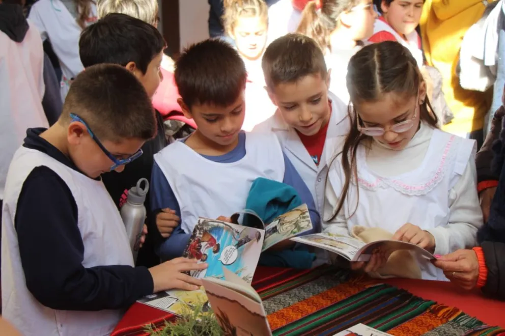 Presentaron en Bolívar el libro que cuenta la historia de la descendiente mapuche Olga Garay