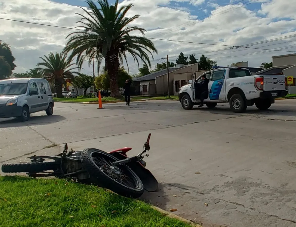 Un motociclista fue hospitalizado tras un accidente en avenida Nueve de Julio