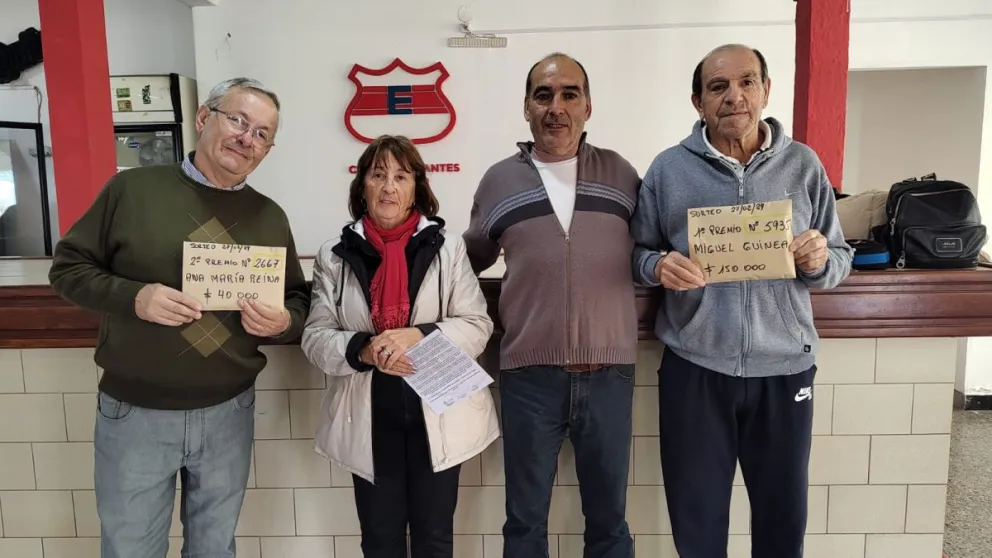 Rifa del Club Estudiantes: los ganadores recibieron el premio del último sorteo mensual