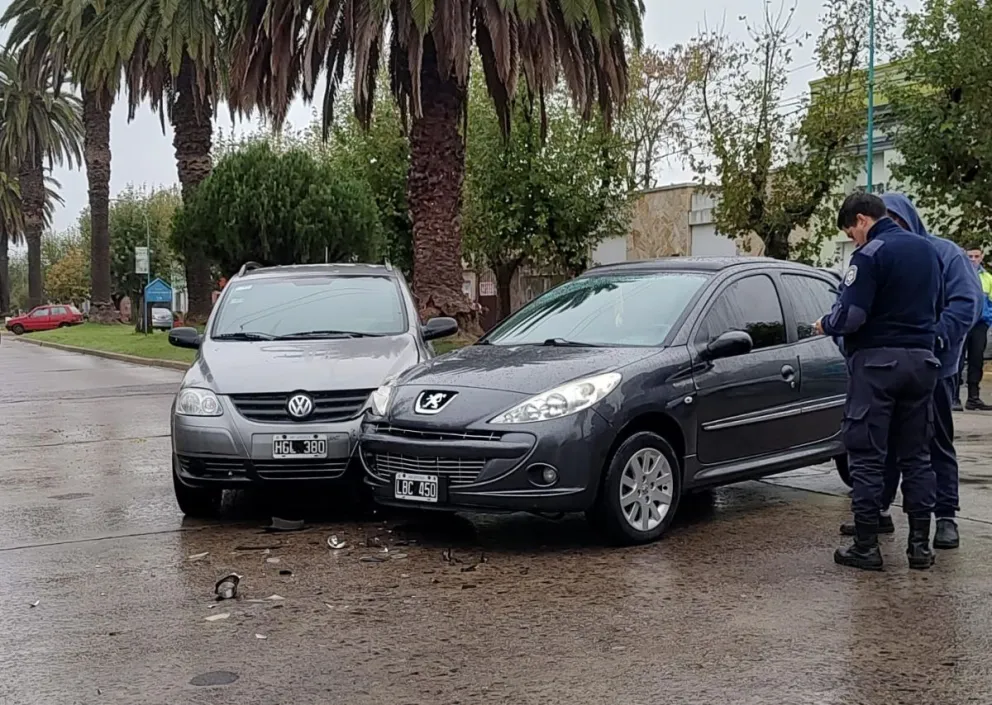 Choque de autos durante la primera mañana en la esquina Dorrego y avenida Alsina