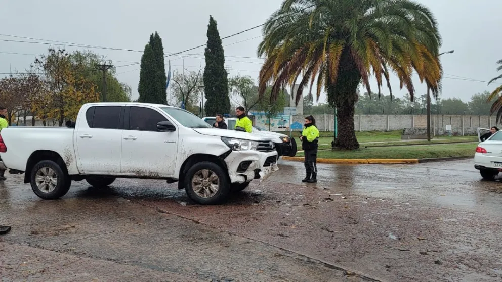 Un auto y una camioneta protagonizaron una colisión en planta urbana