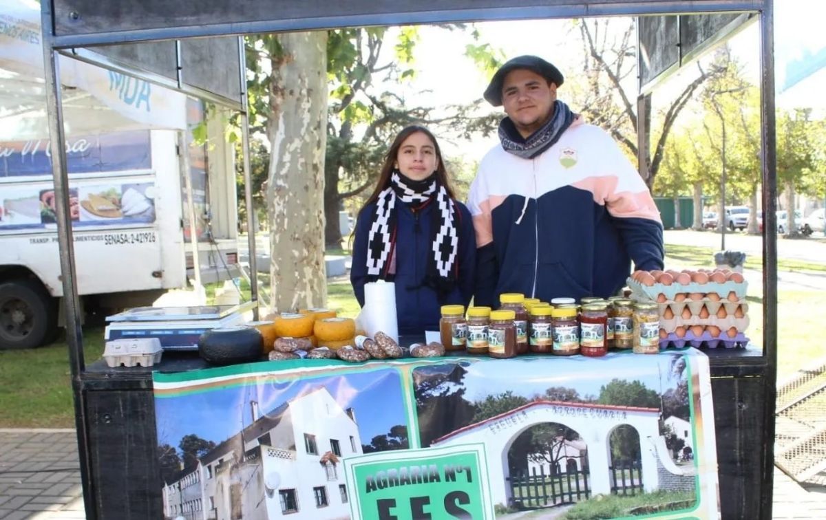 La Escuela Agrícola se incorporó a Mercados Bonaerenses con sus productos de elaboración