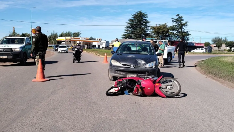 Colisión vehicular en la rotonda de Bolívar: un hombre y un menor hospitalizados