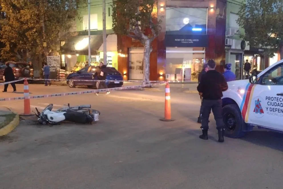 Accidente en pleno centro: dos vehículos involucrados y una mujer hospitalizada