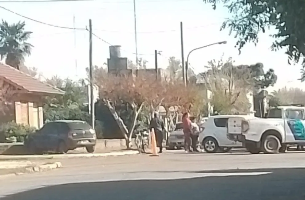 Choque sin consecuencias graves en Pirovano: dos personas involucradas y daños en los vehículos