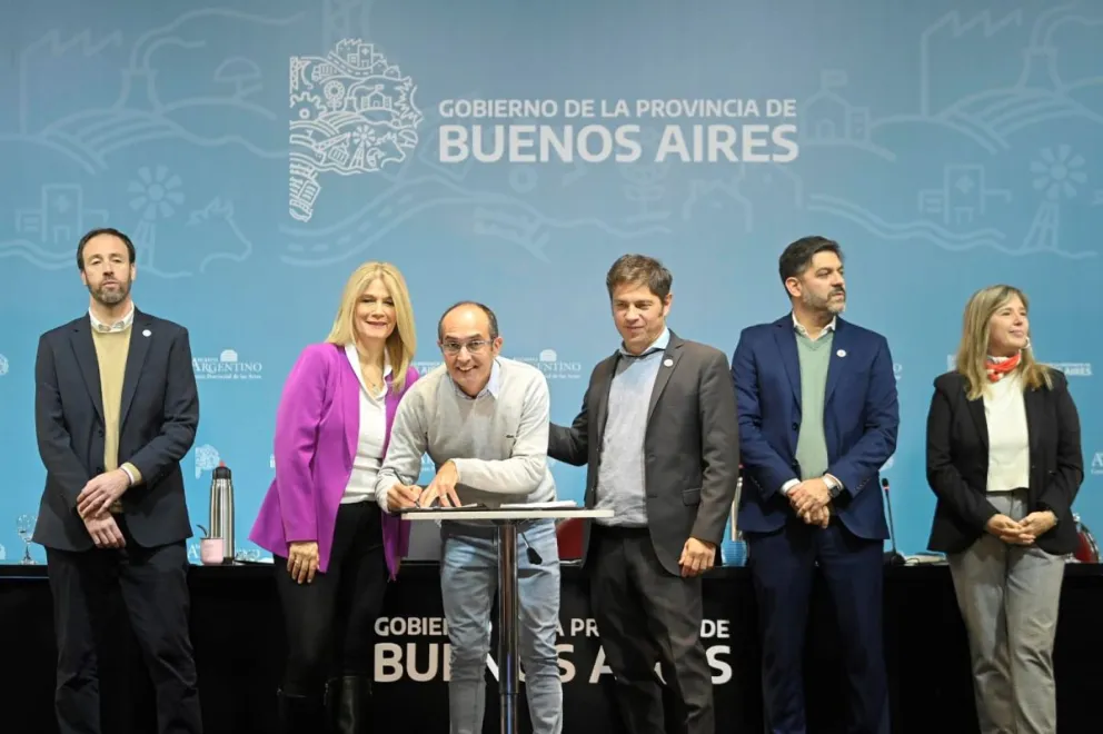 Marcos Pisano en la Gobernación, junto a Axel Kicillof e integrantes de su Gabinete.