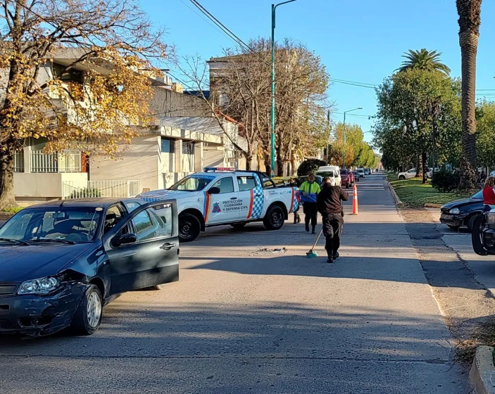 Chocaron dos autos en avenida San Martín y Viamonte: importantes daños materiales