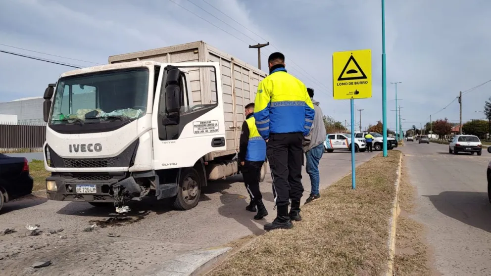 No vio el lomo de burro: camión chocó a una combi en avenida Mariano Unzué