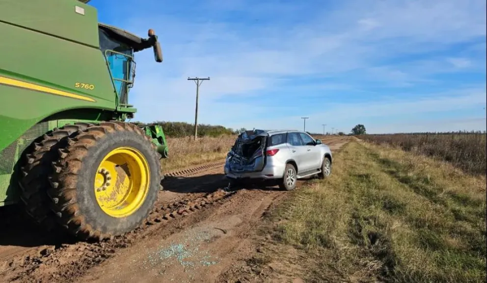 Al estilo Relatos Salvajes: discutieron y le aplastó la camioneta con una maquinaria rural