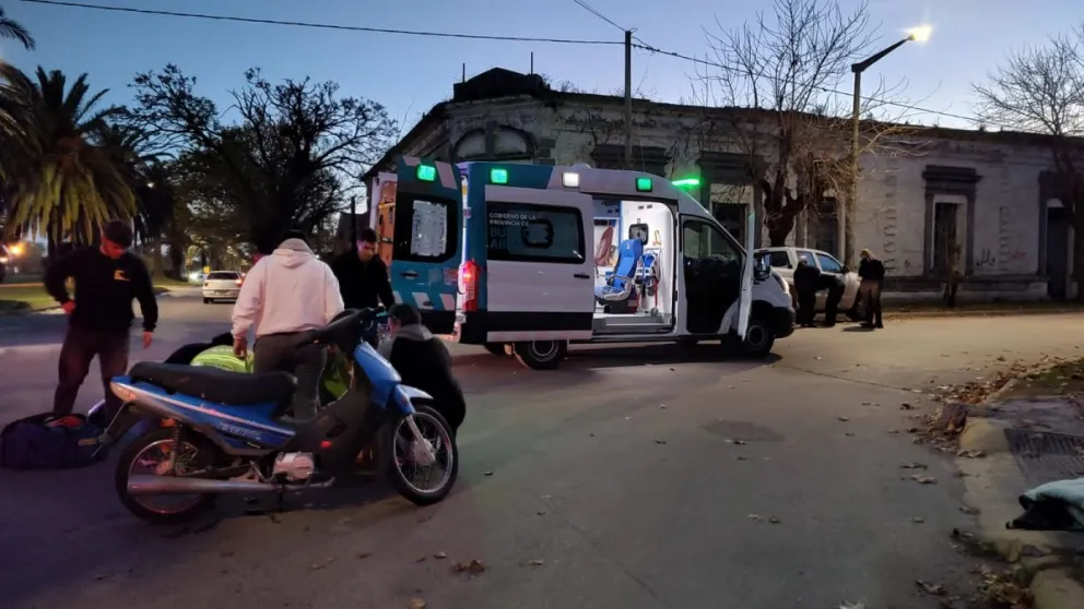 Una mujer hospitalizada tras un accidente de tránsito entre una moto y una camioneta
