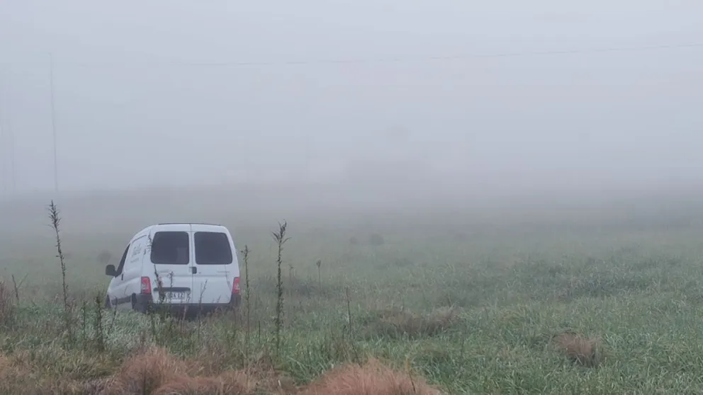En medio de una intensa neblina, un utilitario despistó en el acceso Barnetche