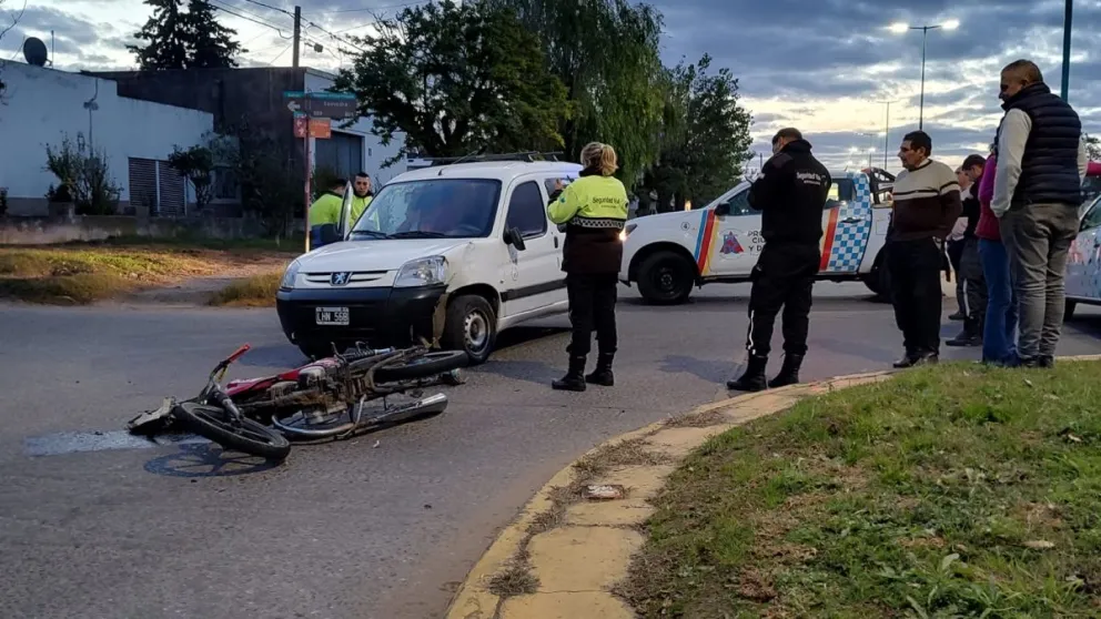 Choque entre una moto y un utilitario en avenida Tres de Febrero