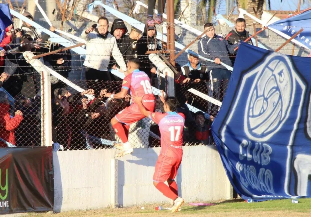 El Club Ciudad de Bolívar ganó y volvió a sacar ventaja en lo más alto de la Zona 2