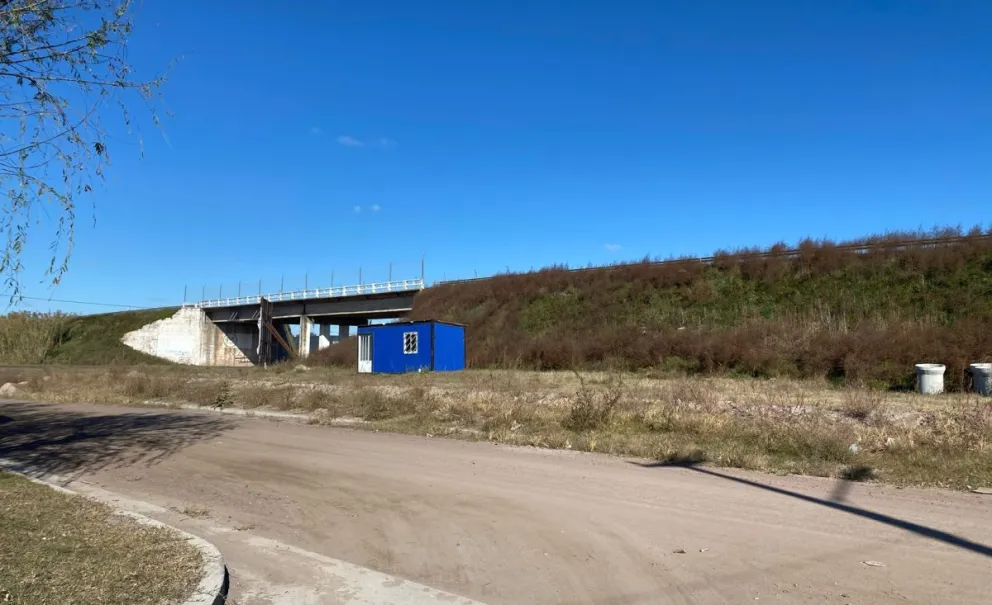 Rescataron a un joven que se encontraba en el puente, a la vera de la Ruta 226