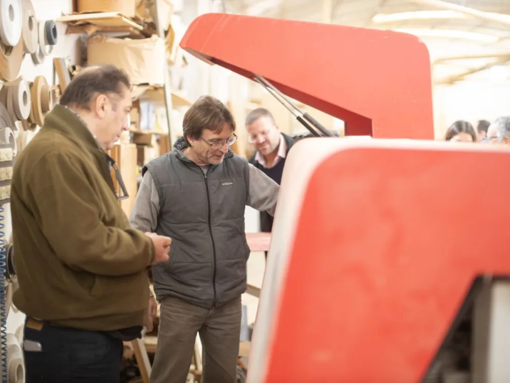 El economista Gustavo Lazzari brindó una charla en Bolívar y recorrió proyectos industriales