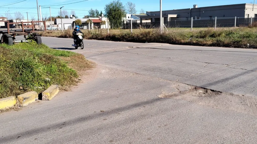 Piden que se señalice una peligrosa esquina en barrio Los Zorzales: “Casi se cae un auto”