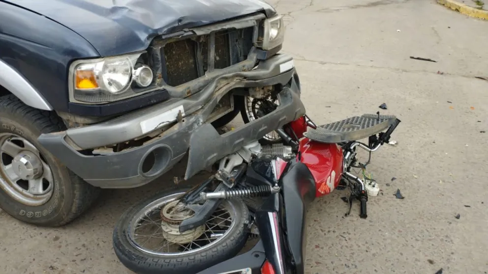 Joven hospitalizado tras un fuerte choque entre una moto y una camioneta