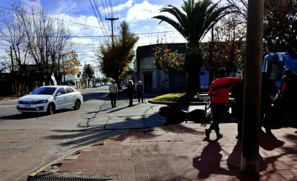Motociclista resultó hospitalizada tras una colisión en planta urbana