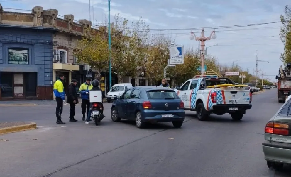 Colisión entre un automóvil y un delivery en pleno centro de la ciudad