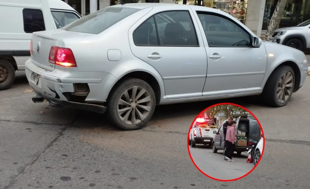 Un auto salía del estacionamiento en plena avenida y fue impactado por una moto