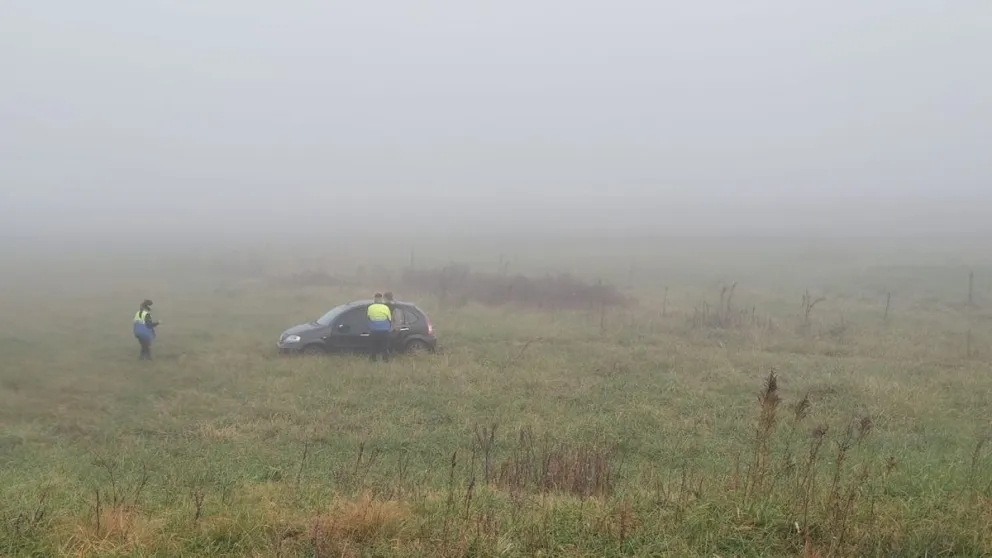 Escasa visibilidad en el acceso a Bolívar: un auto con dos ocupantes despistó en la rotonda