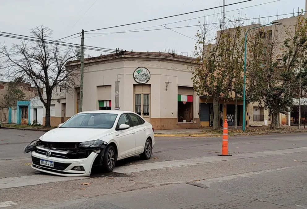 Una moto y un auto chocaron en pleno centro bolivarense