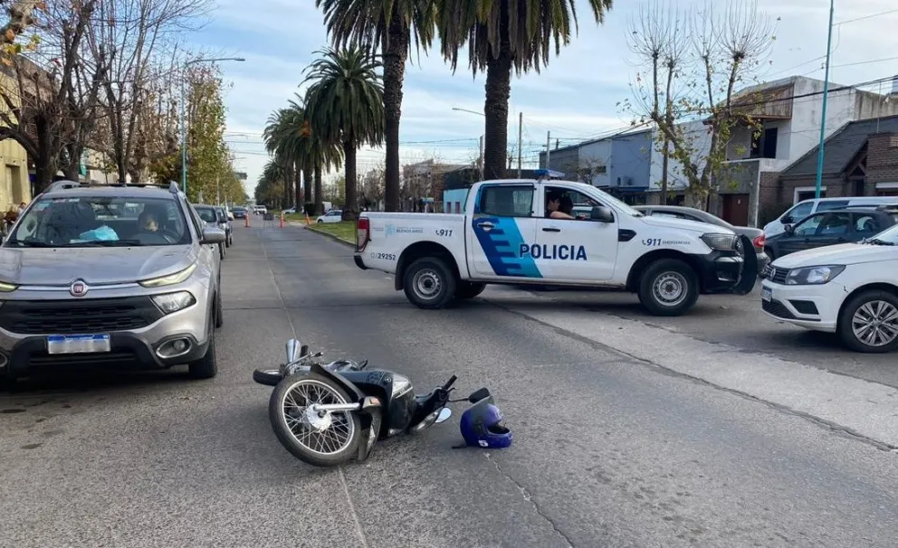 Hombre mayor resultó hospitalizado tras un accidente entre una moto y una camioneta