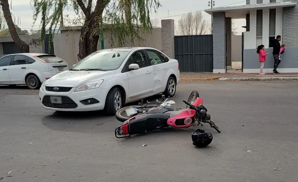 Un automóvil y una motocicleta protagonizaron una colisión frente al Estadio