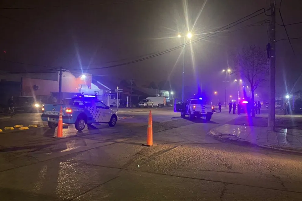 Por esquivar a un peatón, dos personas que iban en moto cayeron al piso y una fue hospitalizada