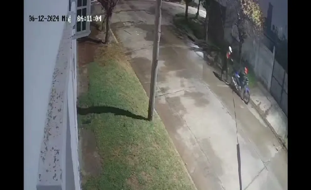 Le robaron la moto que utilizaba para trabajar y un video muestra a los autores del hecho