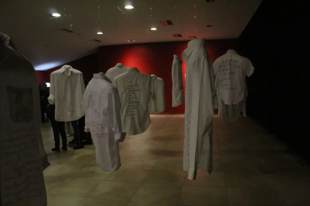 Ocho mujeres homenajean a Eva Perón con una intervención artística que incluye sus textos y discursos