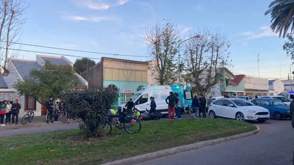 Una moto dobló en "u" y chocó a una ciclista: dos personas hospitalizadas