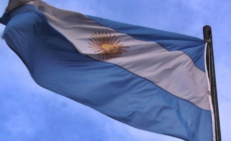 They maintain a parade with a large Argentine flag: what the proposal is about |  Current Information