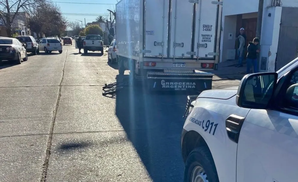 Un ciclista resultó hospitalizado luego de ser rozado por una camioneta en planta urbana