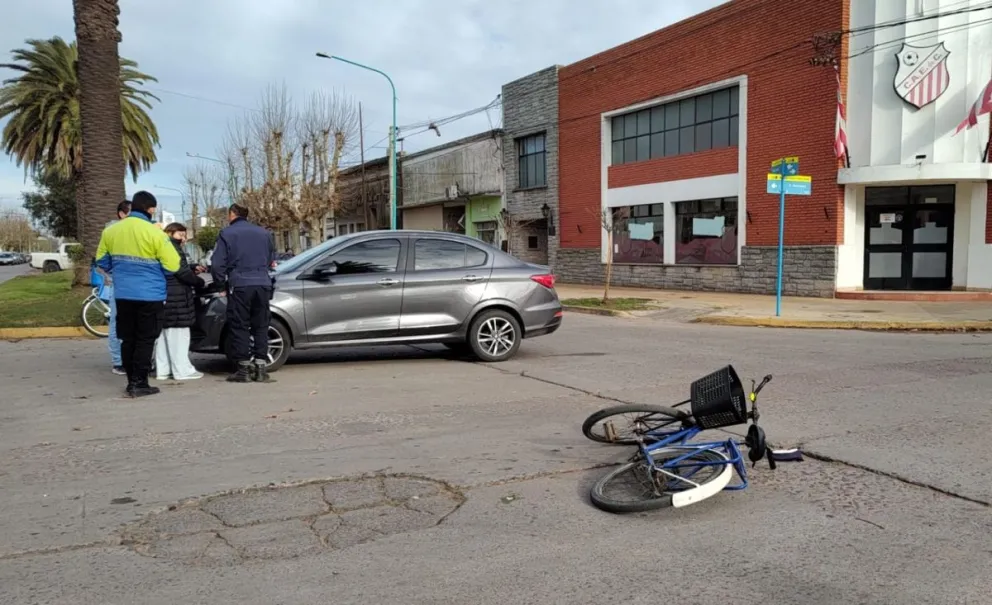 Un automóvil embistió a una bicicleta en avenida Lavalle: un hombre fue hospitalizado