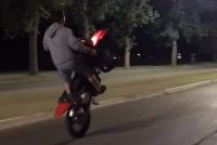 Se mostraba en redes sociales haciendo peligrosas maniobras en moto y fue imputado por la Justicia