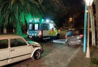 Choque en cadena en planta urbana: un auto dobló una esquina e impactó contra otro estacionado