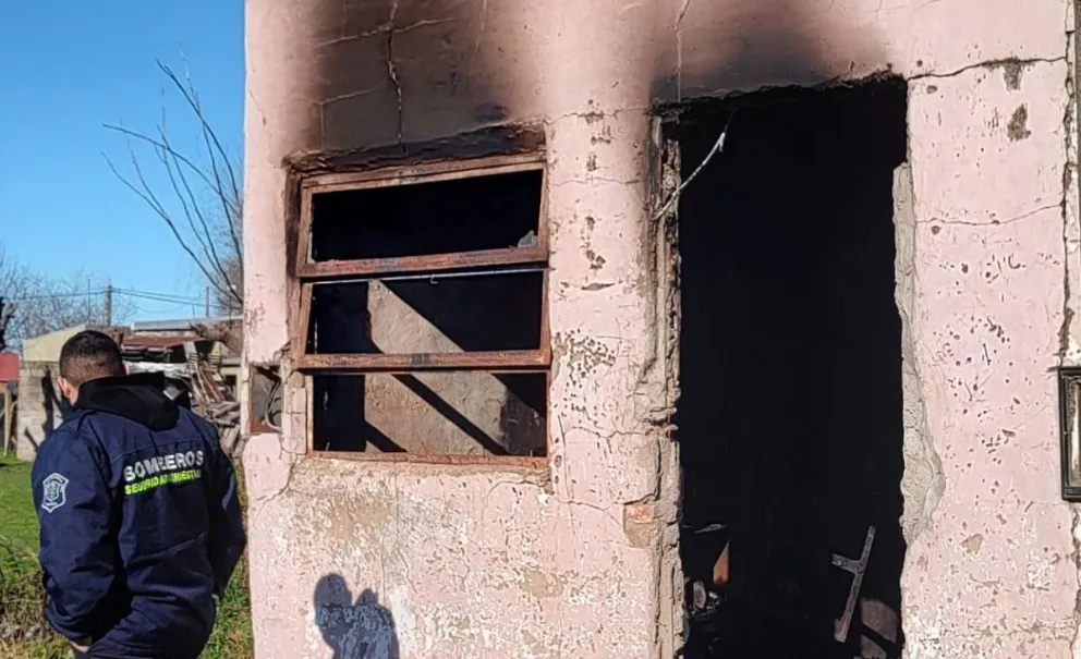 Bomberos de Azul relevaron la vivienda de barrio Las Flores para determinar si el incendio fue intencional