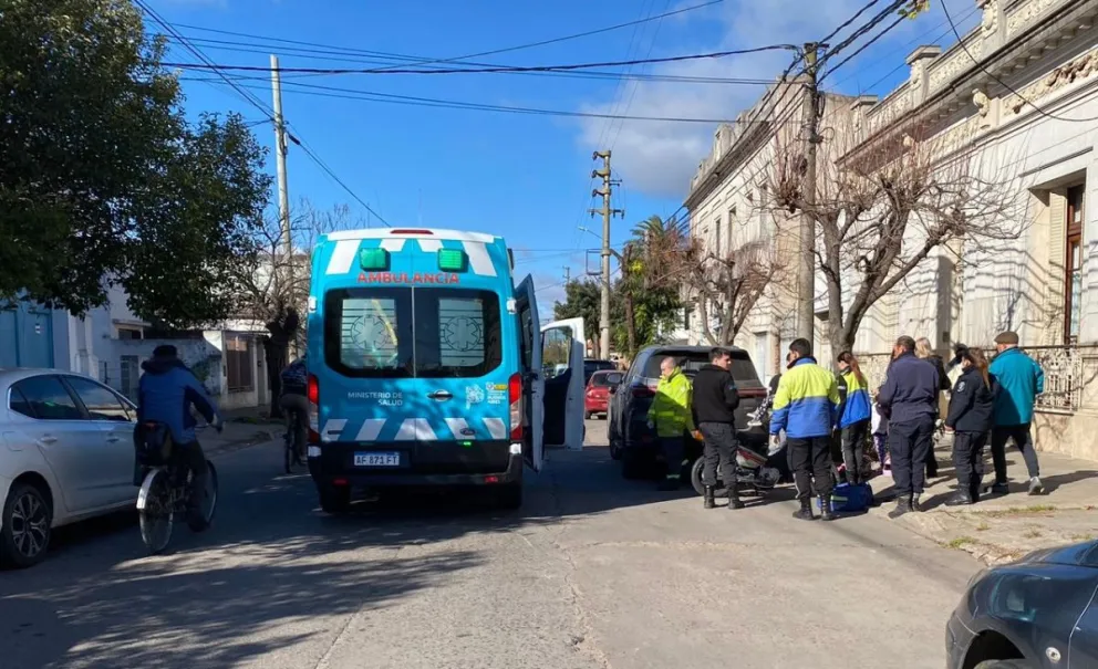 Una mujer y una niña fueron derivadas al hospital tras sufrir un accidente en moto