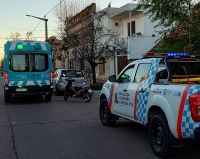 Una moto con una menor a bordo impactó contra una camioneta en calle Arenales