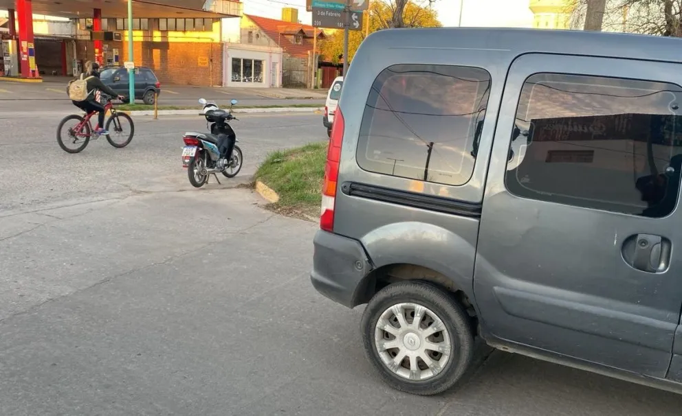 Una mujer fue derivada al hospital tras una colisión en avenida Tres de Febrero