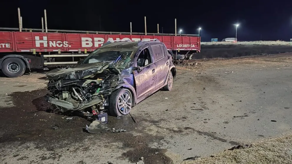 Chocaron contra un camión estacionado en la banquina y fueron hospitalizados
