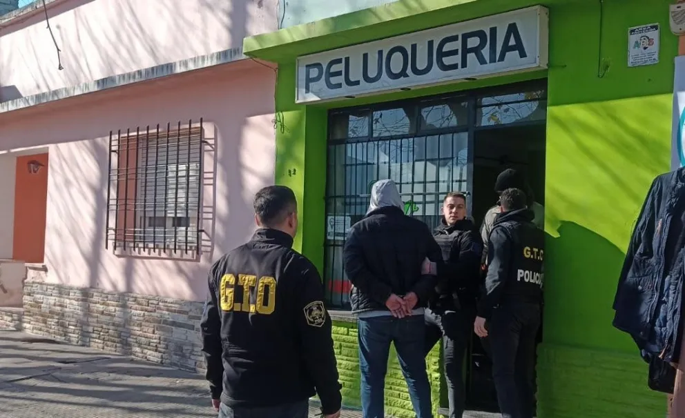 Allanamiento y detención en una peluquería de Bolívar: arrestaron a un hombre por abuso sexual